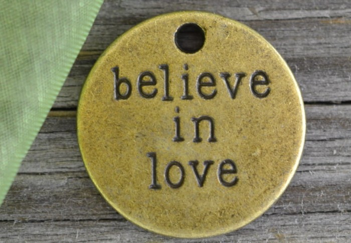 {107179} Zawieszka mała BELIEVE IN LOVE w kolorze brązu