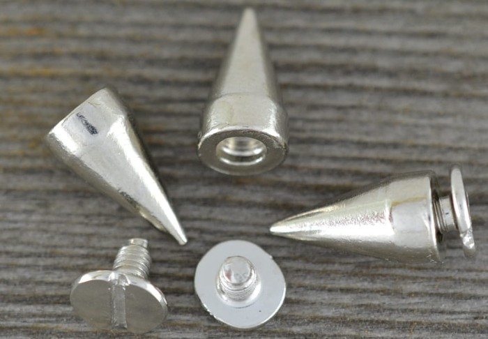 {550127} Ćwiek wkręcane kolce 13*7mm srebro