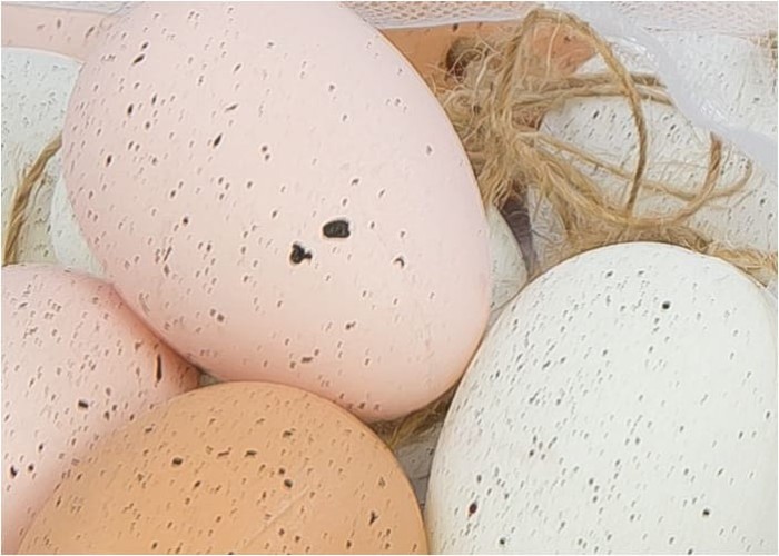 [w0322] Jajka plastikowe z zawieszkami 4cm biało-naturalne