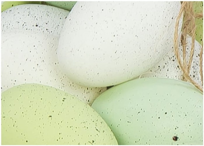 [w0328] Jajka plastikowe z zawieszkami 5cm biało-zielone