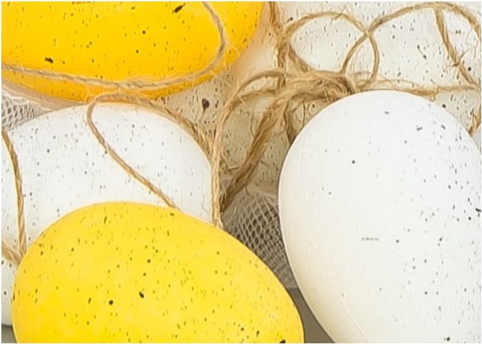 [w0331] Jajka plastikowe z zawieszkami 6cm biało-żółte