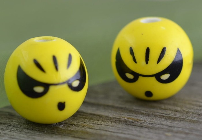 {7605167} Koralik porcelanowy twarz 14mm "bohater" 