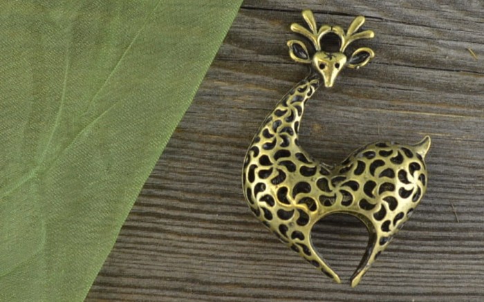 10835 Zawieszka renifer serduszko ażurowe w kolorze brązu 