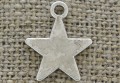 ś07274 Zawieszka mała gwiazdka w kolorze srebrnym