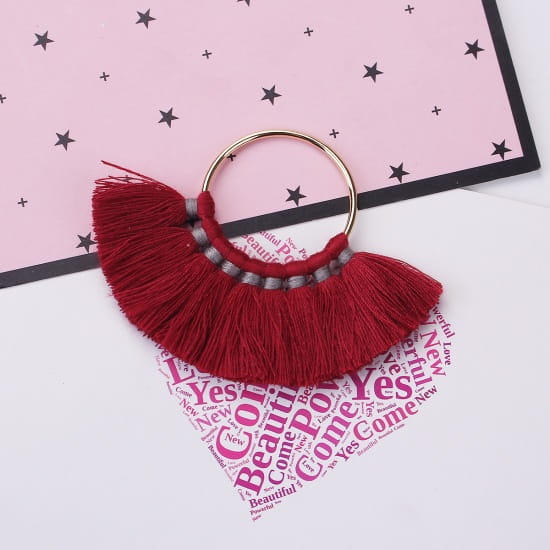 [207204] Zawieszka w kolorze złotym koło z bordowymi frędzlami