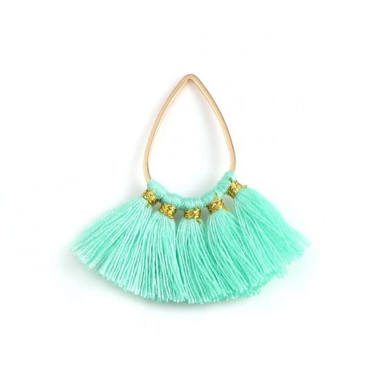 [207212] Zawieszka w kolorze złotym łezka z miętowymi frędzlami