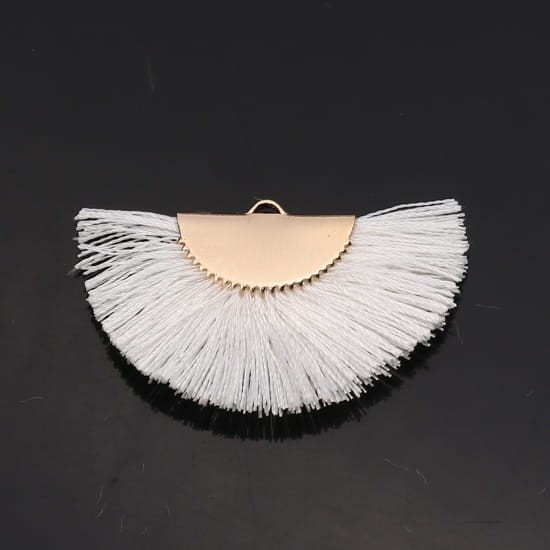 [207216] Zawieszka w kolorze złotym frędzel biały półkole