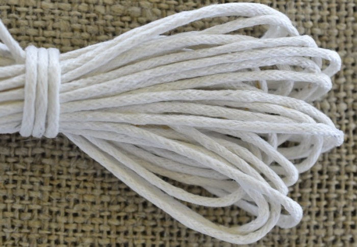 71795 Sznurek woskowany biały 1,5mm 4 metry