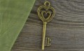 10853 Zawieszka duża klucz z sercem w kolorze brązu 