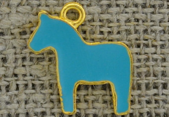 70726 Zawieszka emaliowana konik w kolorze niebieskim