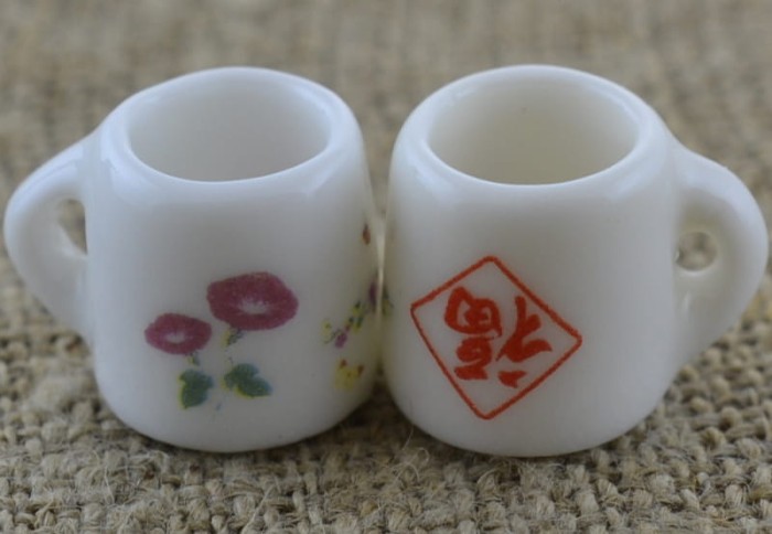 61451 Miniaturowy kubek ceramiczny kwiaty różowe