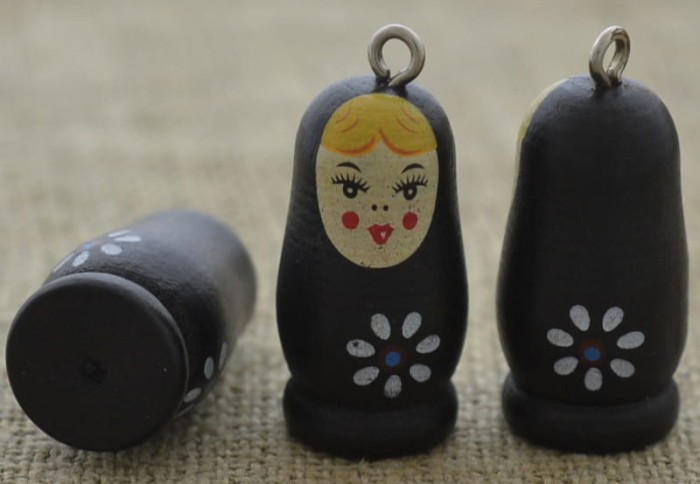 Zawieszka drewniana matrioszka czarna