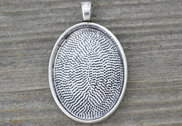  30154 Klasyczna baza medalionu w kolorze srebra na kaboszon 22*29mm