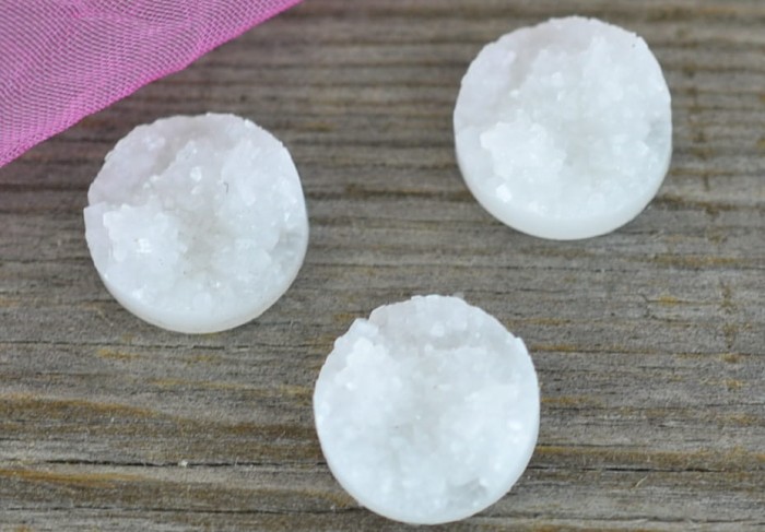 {802274} Kaboszon z żywicy brokatowy okrągły 12mm biały 6szt
