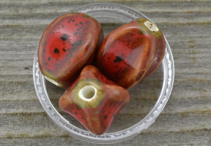 76051103 Koralik porcelanowy beczka 16,5*15mm czerwona