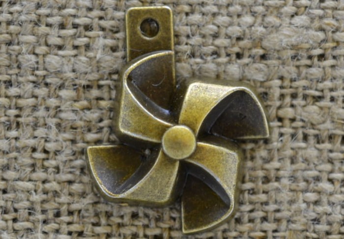 107285 Zawieszka mała wiatraczek w kolorze brązu