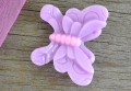 802359 Kaboszon z żywicy motyl pastelowy fioletowy