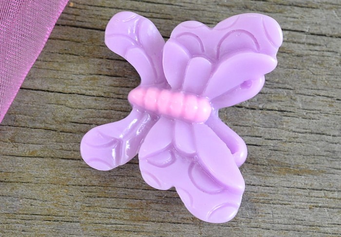 802359 Kaboszon z żywicy motyl pastelowy fioletowy