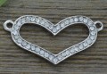 31279 Element ozdobny łącznik serduszko z cyrkoniami w kolorze srebra