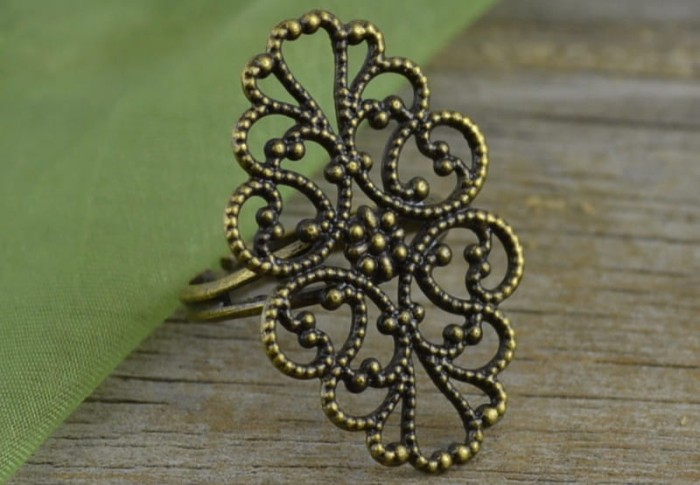 10328 Ozdobna baza pierścionka z dużą ażurową tarczą w kolorze brązu