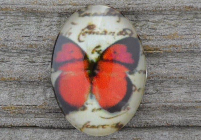 046199 Kaboszon szklany z obrazkiem 18*13mm motyl czerwony