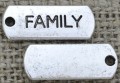 30759 Zawieszka mała z napisem FAMILY w kolorze srebrnym