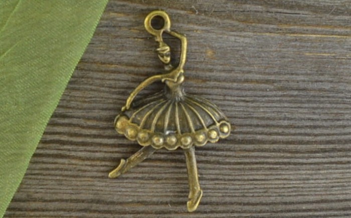 10826 Zawieszka duża baletnica w kolorze brązu 2 szt 