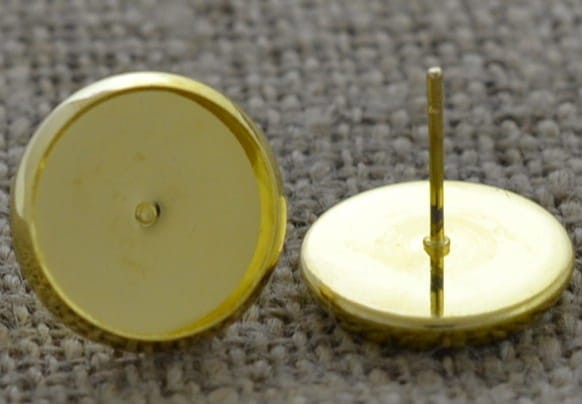 20409 Klasyczna baza kolczyka wkrętka w kolorze złotym na kaboszon 12mm