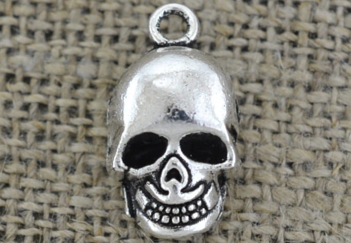 307332 Zawieszka mała czaszka w kolorze srebrnym