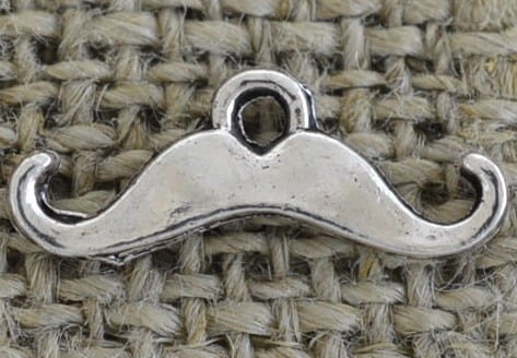 307289 Zawieszka mała wąsy w kolorze srebrnym