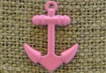 -0738 Zawieszka mała kotwica w kolorze różowym