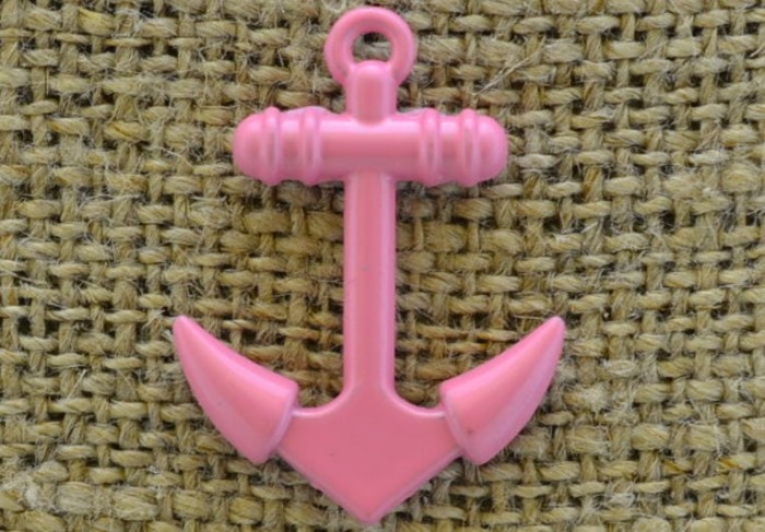 -0738 Zawieszka mała kotwica w kolorze różowym