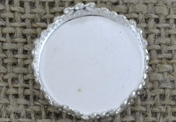 30172 Ozdobna baza medalionu w kolorze srebrnym na kaboszon 15mm