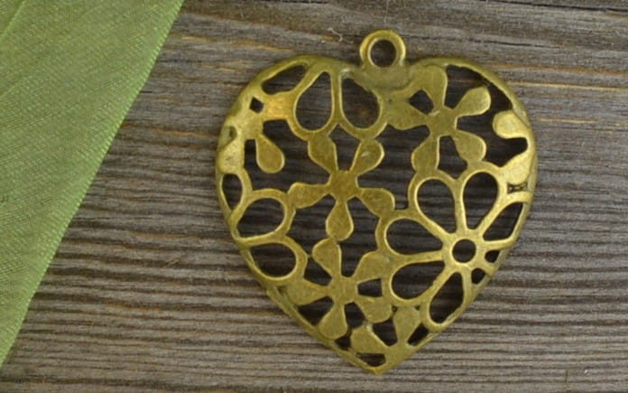10822 Zawieszka duża serce ażurowe w kwiaty w kolorze brązu