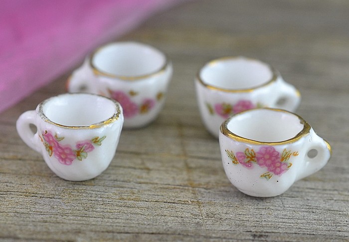 61434 Miniaturowa filiżanka ceramiczna biała z różowym wzorem