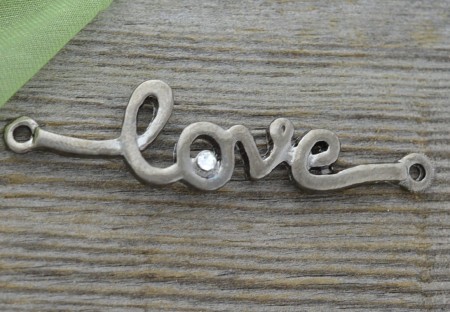 [c1204] Łącznik napis 'love' z cyrkonią czarny