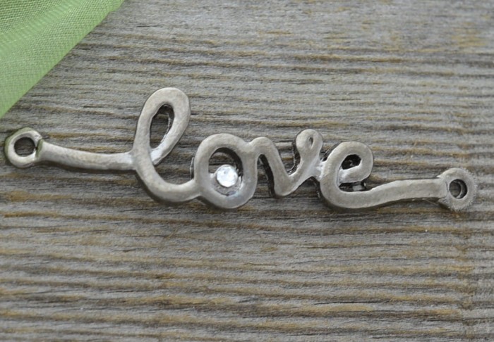 c1204 Element ozdobny łącznik napis love z cyrkonią w kolorze czarnym