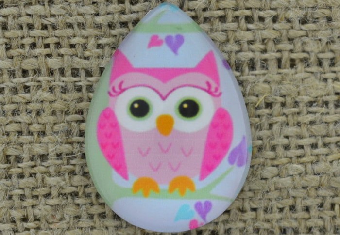 046336 Kaboszon szklany kropla z obrazkiem 25*18mm sowa różowa