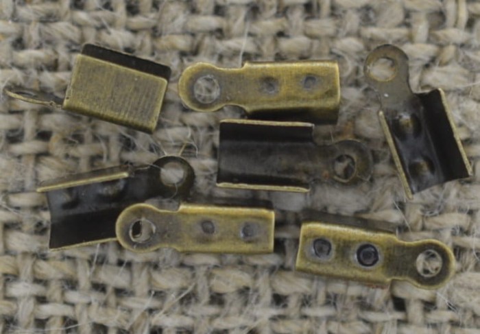 17133 Końcówka sznurka w kolorze brązu 7,5*2,5mm 50 sztuk 