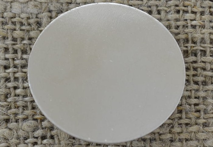 50209 Klasyczna baza broszki w kolorze srebra z tarczą płaską 25mm