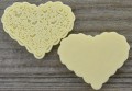 802382 Kaboszon z żywicy serce 40*32mm kremowe 