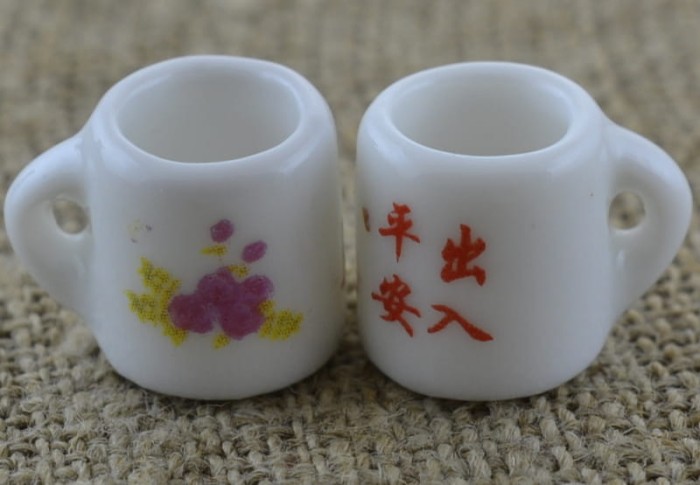 61468 Miniaturowy kubek ceramiczny kwiatki różowe