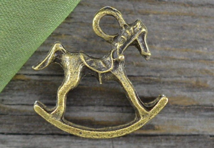 107200 Zawieszka mała trójwymiarowy konik na biegunach w kolorze brązu