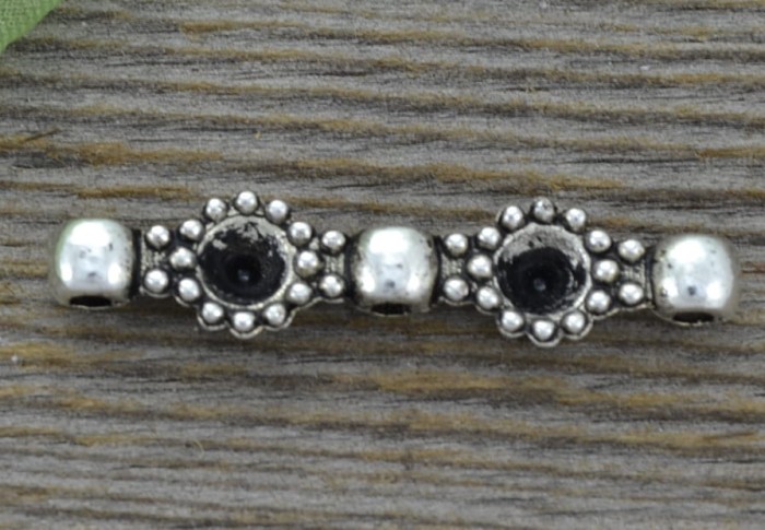 31280 Element ozdobny łącznik kwiatuszki z miejscem na cyrkonię w kolorze srebra