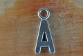  {307107} Zawieszka literki alfabetu w kolorze starego srebra "A" 4szt