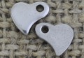 307334 Zawieszka mała serduszko ze stali nierdzewnej w kolorze srebrnym