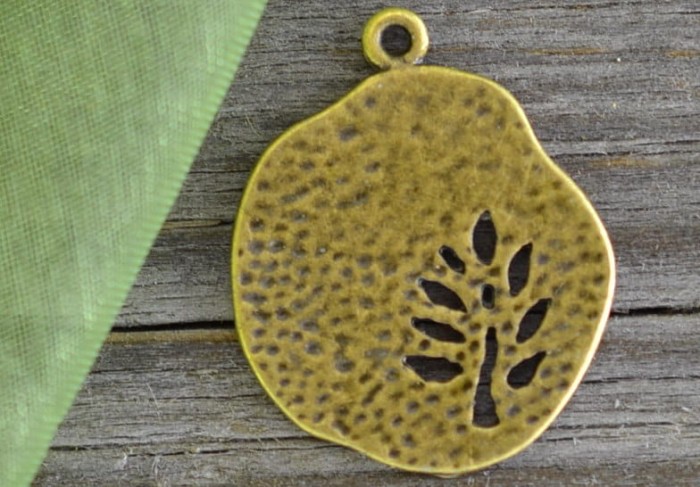 {107178} Zawieszka mała moneta z drzewkiem w kolorze brązu 2szt 