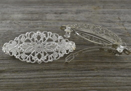 50503 Ozdobna baza spinki z ażurową tarczą w kolorze srebra