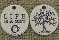 307301 Zawieszka mała owalna LIFE IS A GIFT w kolorze srebrnym