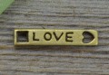 11266 Element ozdobny łącznik blaszka z napisem love w kolorze brązu 